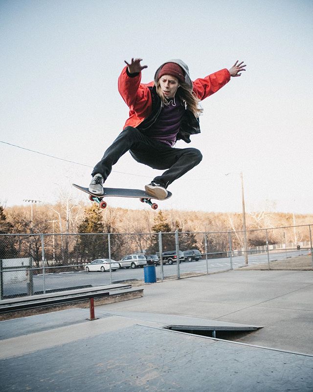 Temperatures are dropping—as are new skateboards. Sign up on the site for the SPS email list for first look and exclusive discounts. Link in profile. 📷: @henryoheadphotography 🏄‍♂️: @isaiah_stone .
.
.
#skateboard #skateboarding #skatelife #cruiserboard #cruiserboarding #oldschoolskateboards #oldschoolskateboarding #longboard #longboarding #handmade #handcrafted #madebyhand #design #madeinusa #americanmade #fashion #style #fw18 #houston #texas #tx #mensfashion #menswear #mensstyle